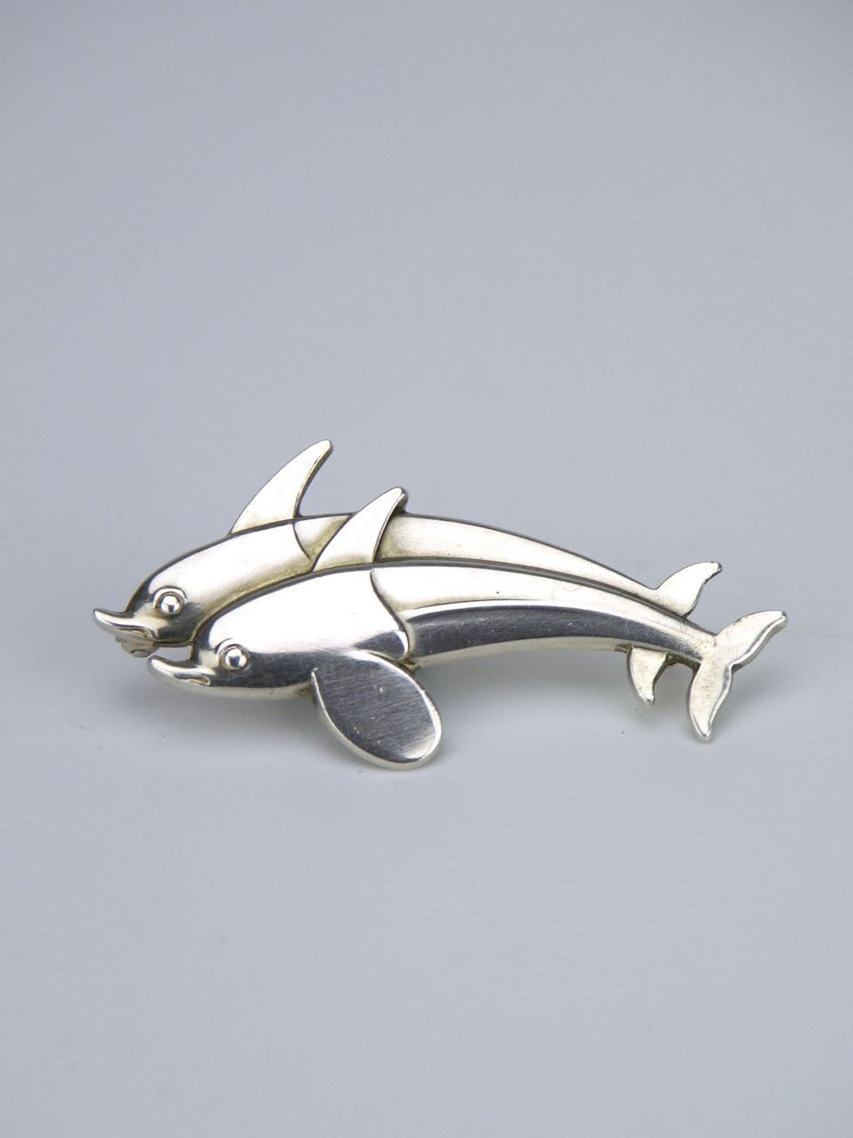 - antiques-art-design 317 dolphin silver brooch Jensen Georg leaping design – double